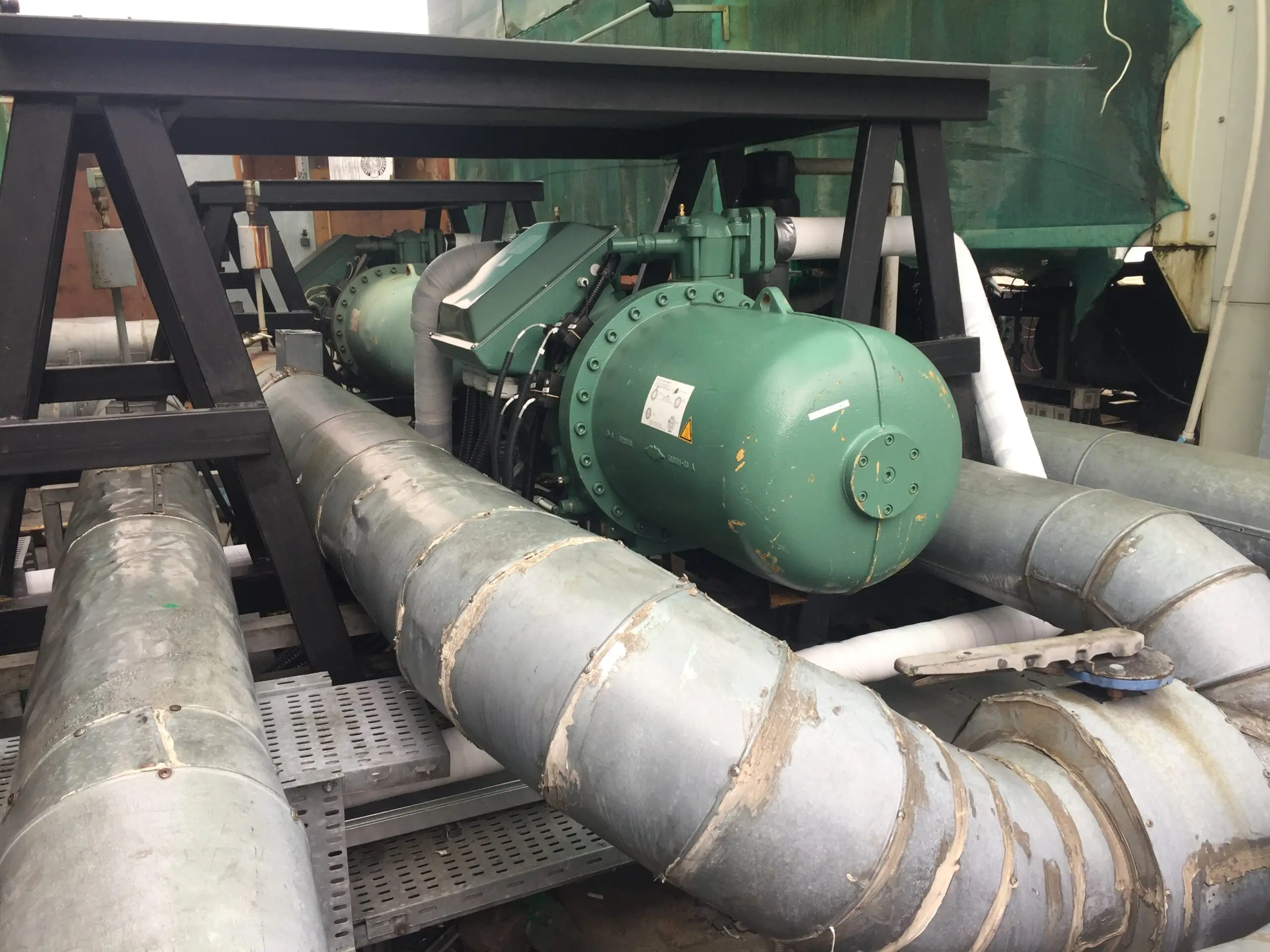 Screw compressor installation