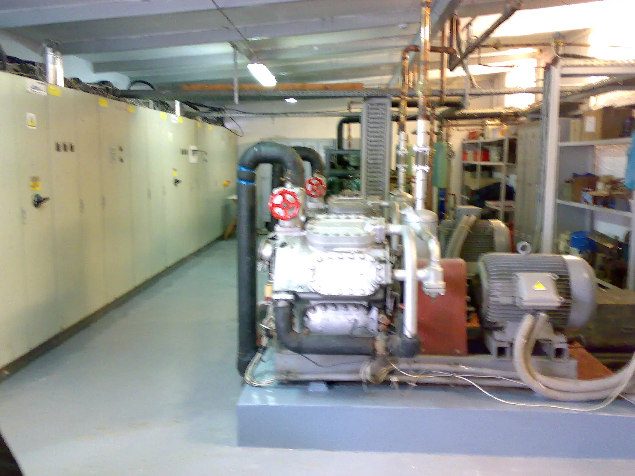 Refrigeration machine room with heat recovery units
